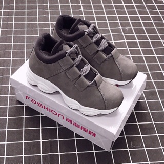 Giày Sneaker