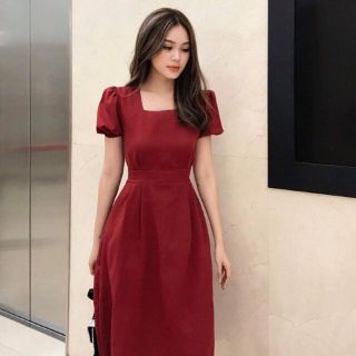 Đầm hót cổ vuông