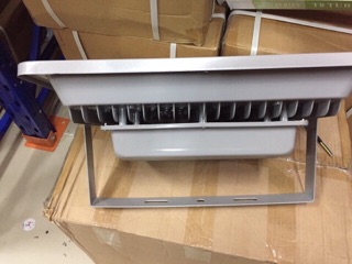 Đèn pha led 200w nhân 0,75 đủ công suất
