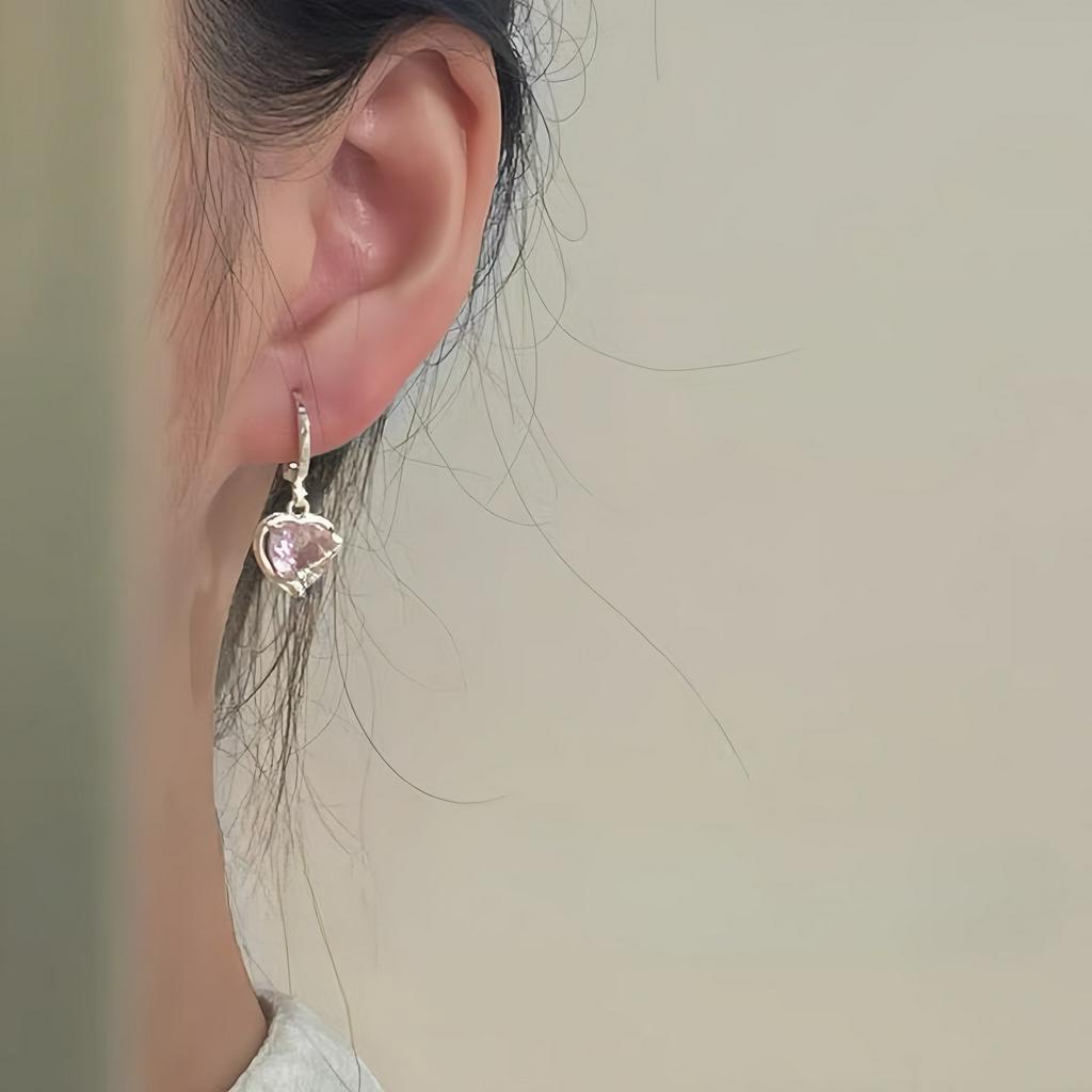 Bông tai khoen tim đá hồng