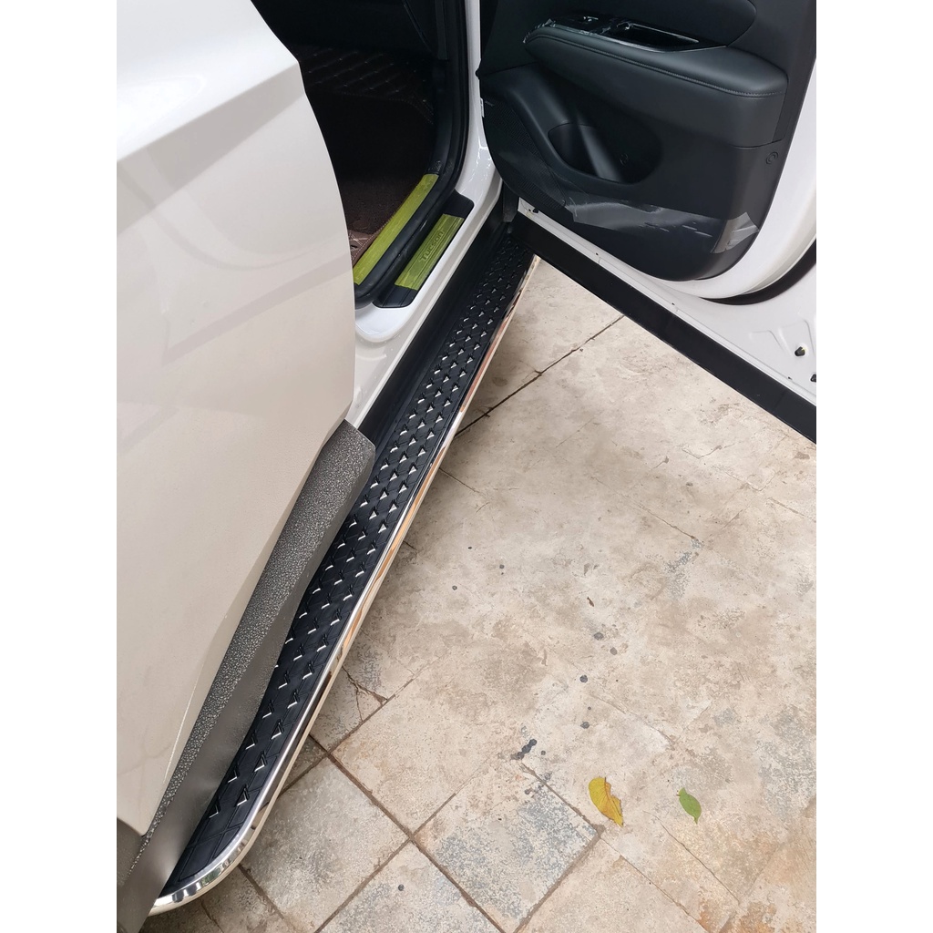 Bậc lên xuống, bệ bước chân Hyundai Tucson 2022. Mẫu đúc, viền gương KN