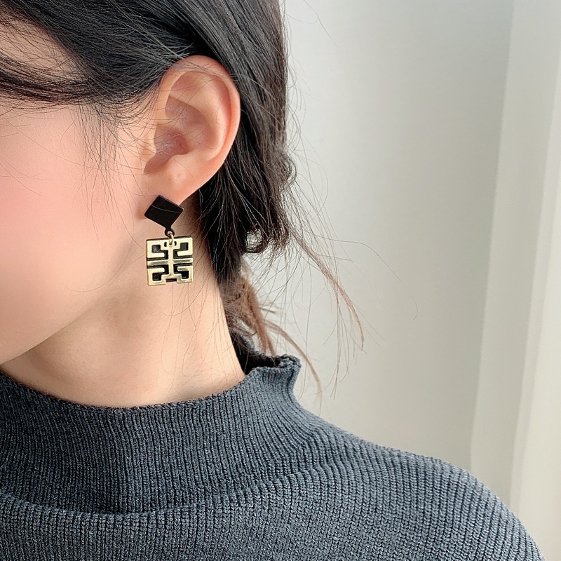 Hoa tai dáng dài thiết kế đơn giản thời trang 2023 cho nữ