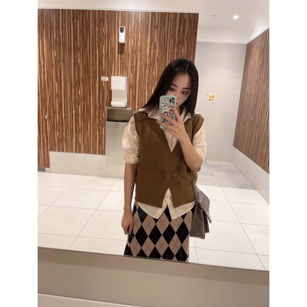 Áo gile len nữ kiểu dáng áo vest cổ V cài khuy