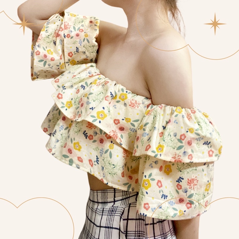 Áo croptop trễ vai nhún bèo hai tầng, hoạ tiết hoa nhí