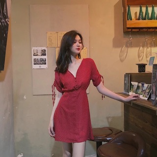 Váy đỏ chấm bi cổ V