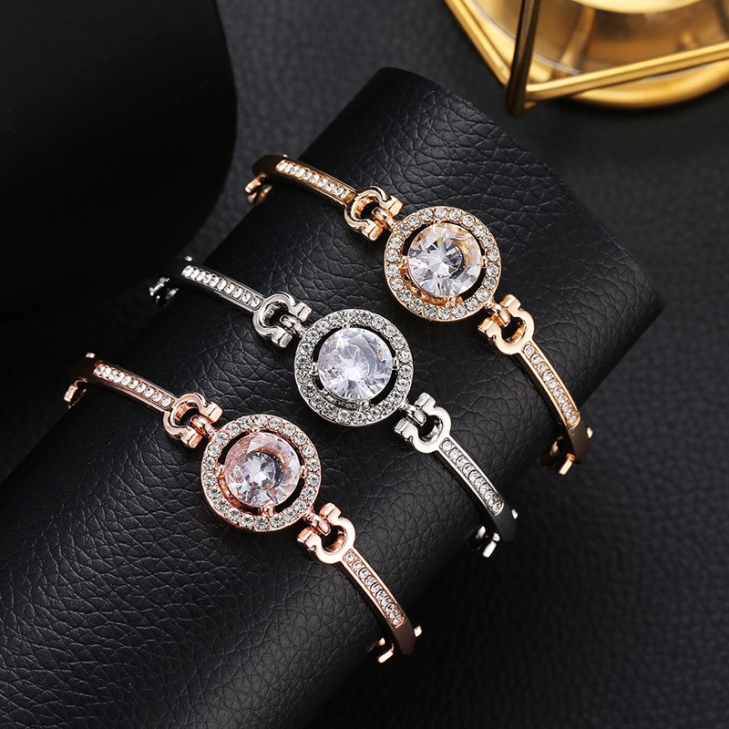 Luxury Female Fashion Diamond Studded Bracelet