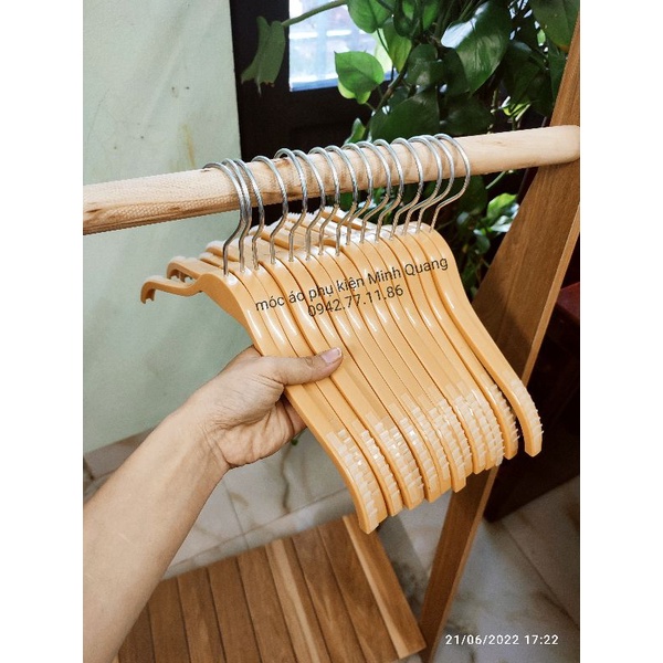Móc treo quần áo bằng nhựa có đệm vai chống tuột,đầu móc xoay 360 độ,phụ kiện cho shop thời trang