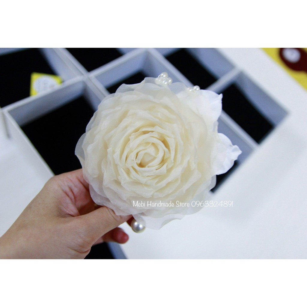 (Ảnh thật ) Hoa cài áo handmade mẫu hoa hồng voan mix lá gấm và hạt kết siêu sang, size đại 12cm no box (14 màu)