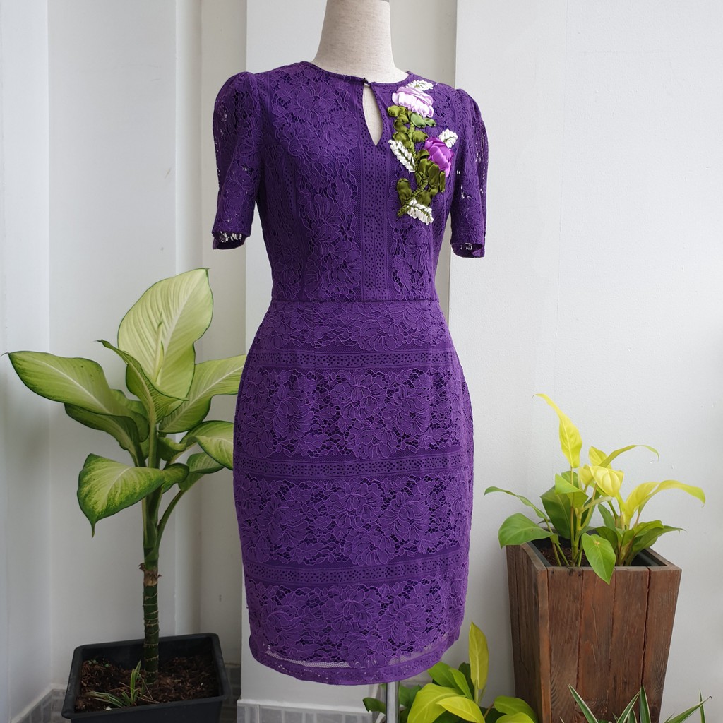 Đầm thiết kế ôm body ren tím đính hoa hồng ruy băng 3D có lót mới 99% HIGH SECOND HAND A75