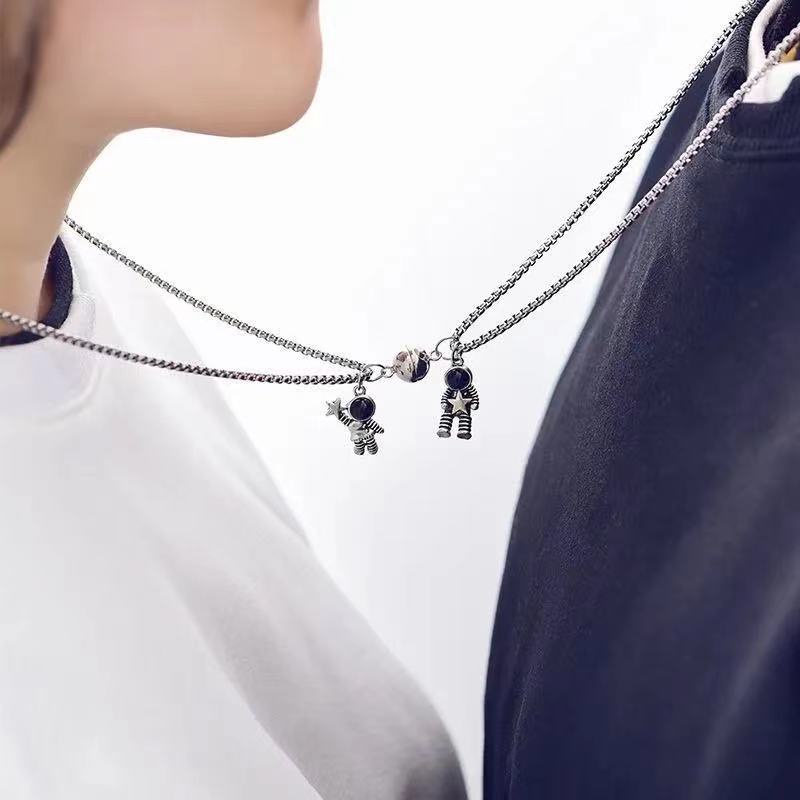 Set 2 Vòng cổ Nam Châm Mặt Hình Phi Hành Gia Sáng Tạo