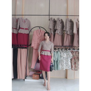 váy cổ vest đỏ phối đai