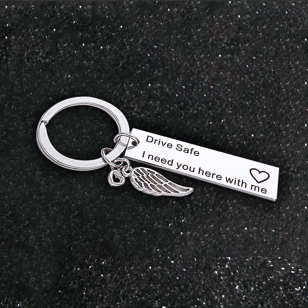 Móc Khóa Kim Loại Hình Đôi Cánh Khắc Chữ Độc Đáo