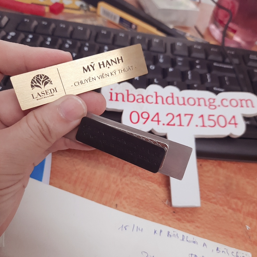 Bảng tên inox vàng xước khắc đen gài nam châm-  In Bạch Dương