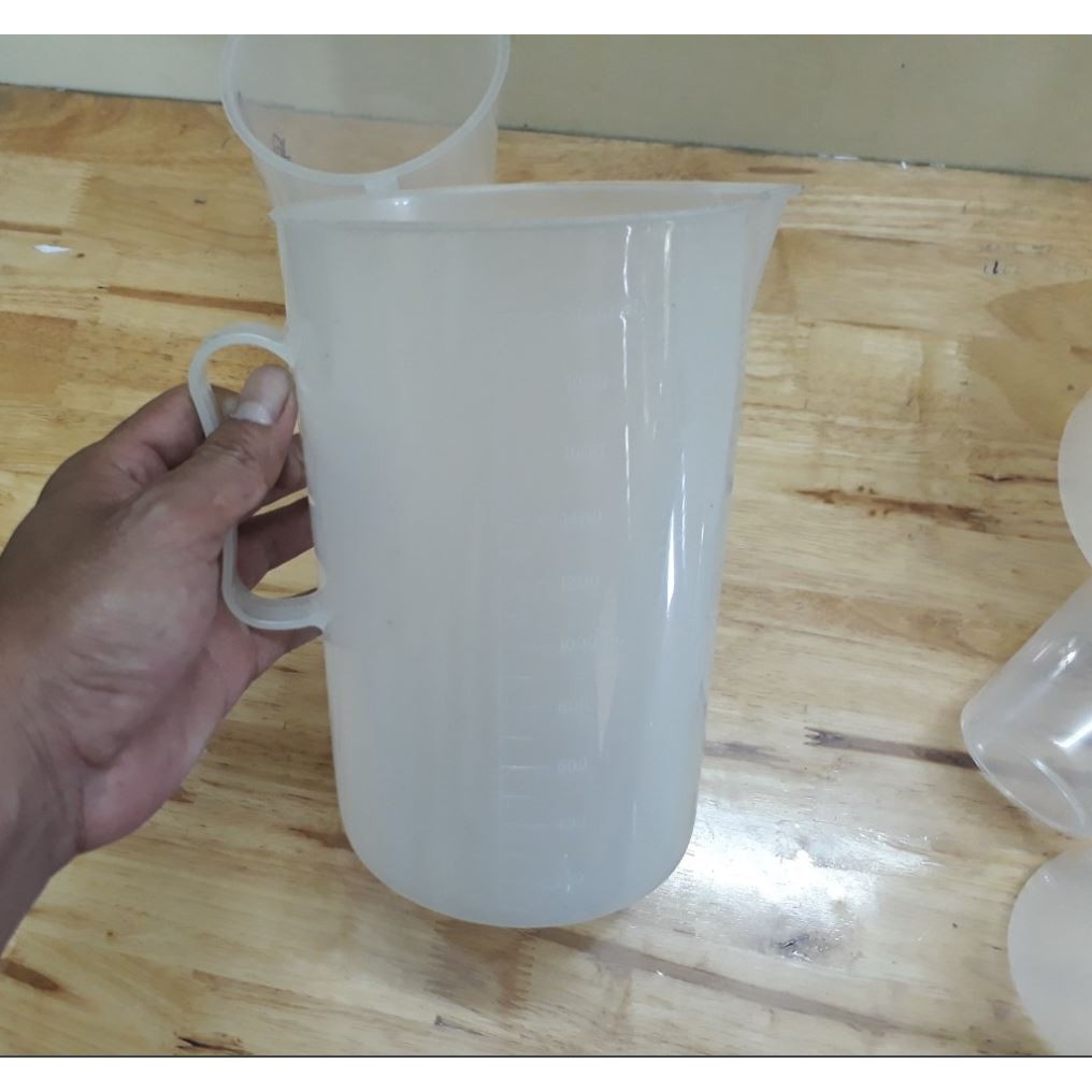 Ca nhựa chia vạch trắng  có quai 2000ml