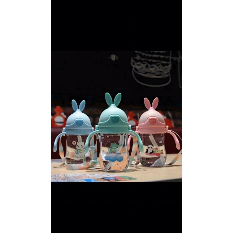 Bình đựng nước cho bé có ống hút và dây deo