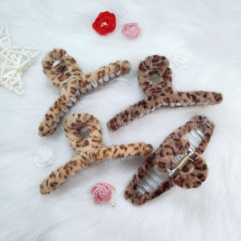 Kẹp tóc nhựa bắt chéo cuốn vải da beo cao cấp