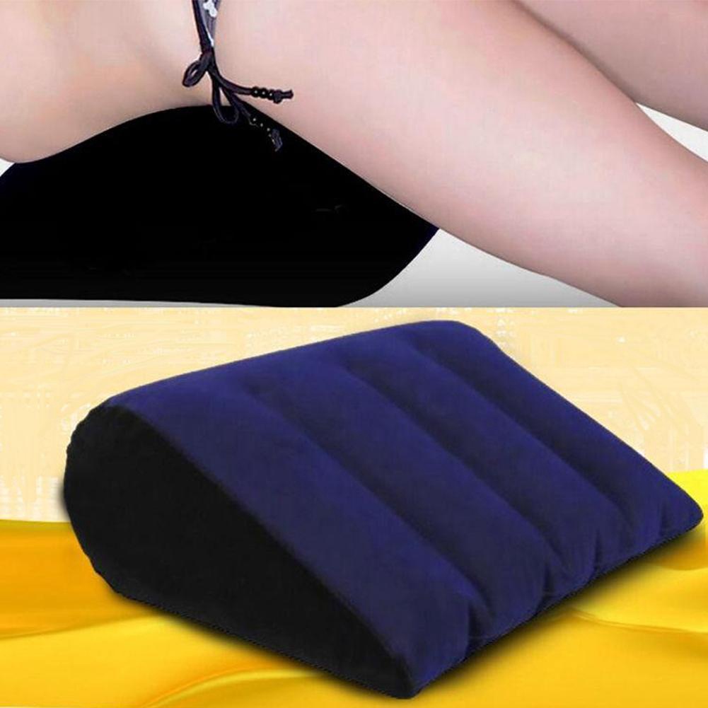Gối bơm hơi hình tam giác hỗ trợ lưng cơ thể tiện dụng cho các cặp đôi