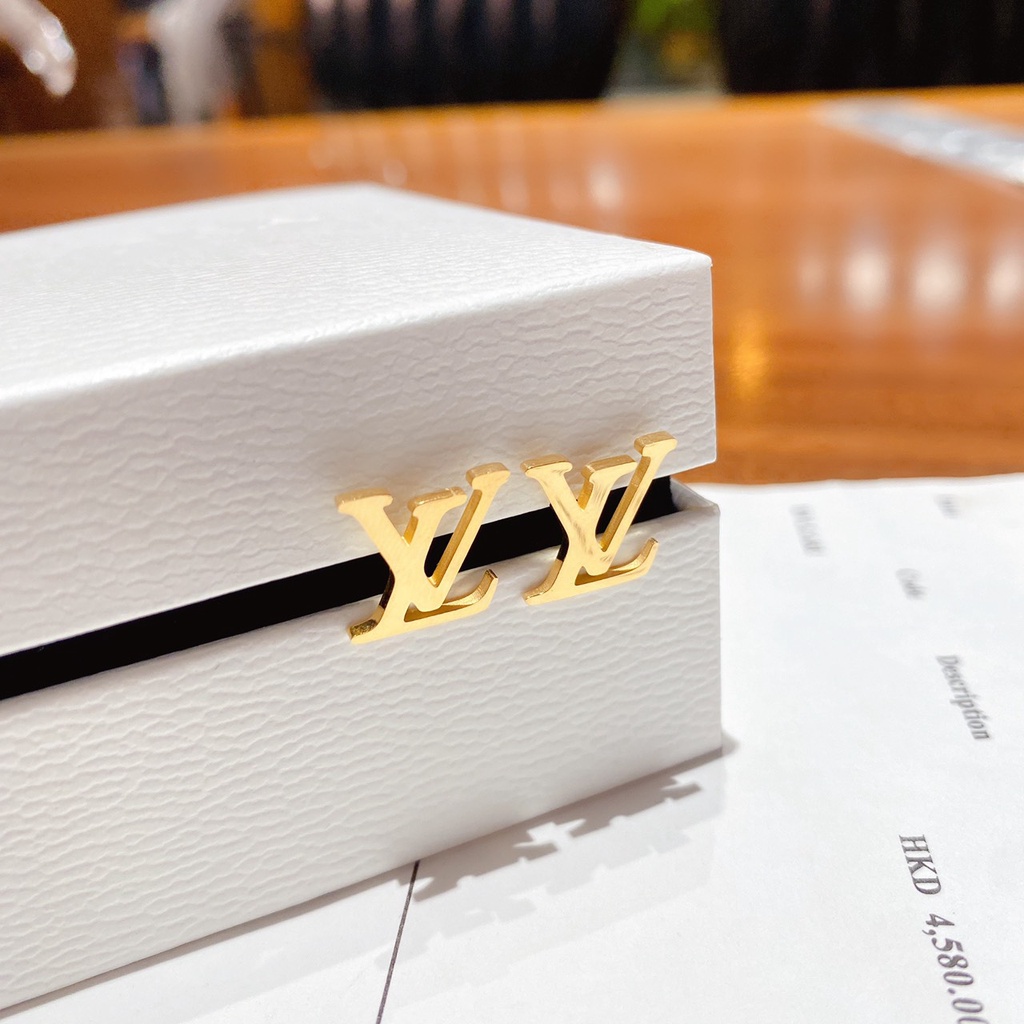 Set dây chuyền, bông tai hình logo LV Titan 2 màu vàng, trắng cao cấp Ròm House không hoen rỉ sang chảnh - ms8979149