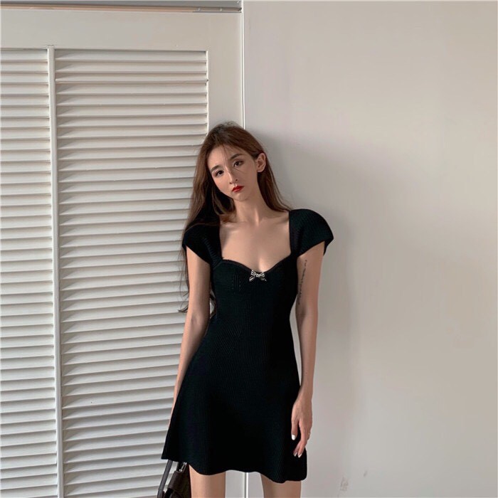 Váy đen trễ vai họa tiết hoa tôn dáng Monica dress