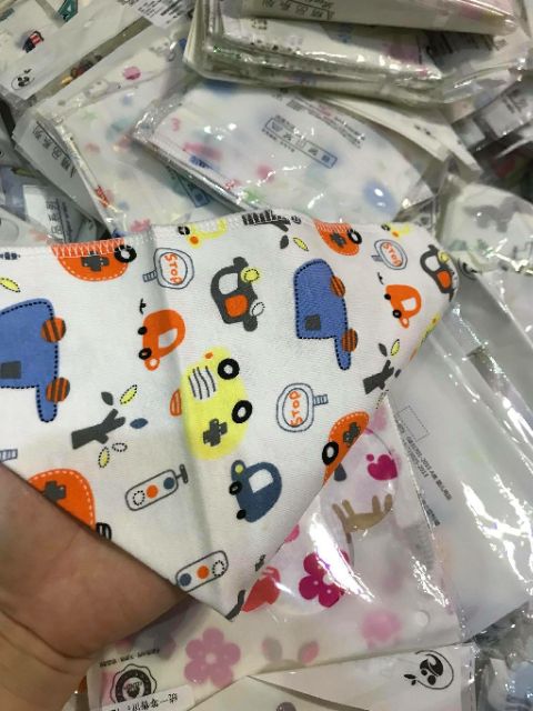 Yếm Tam Giác Ăn Dặm Cotton Cài Nút Cho Bé