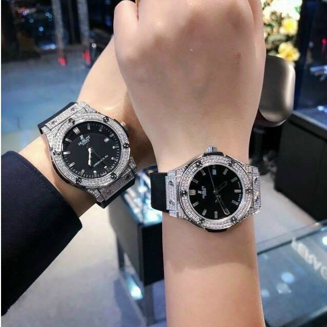 Đồng hồ nữ Hublot mặt tròn đính viền đá dây cao su thơm vani cao cấp