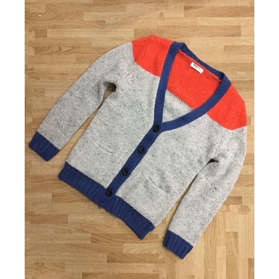 Cardigan len xuất Hàn, chất dày dặn, kết hợp áo sơ mi hoặc thun bên trong rất đẹp. Hàng bị cắt mác.