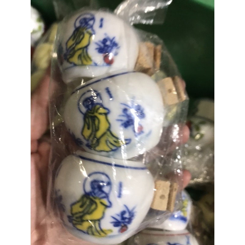 Cóng sứ chào mào, quai chạm