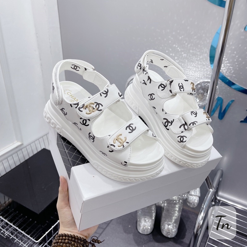 ❤️ Sandan quai ngang khoá dán, hoạ tiết chữ đen và trắng đế xuồng cao 7cm, hàng đầy đủ hộp túi