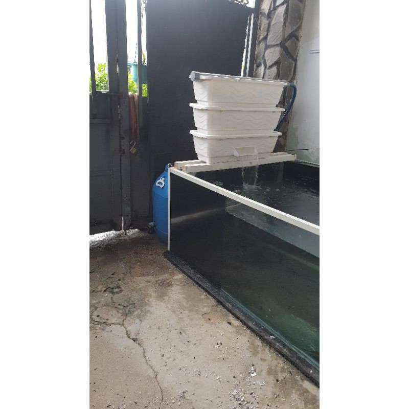 Baki lọc hồ cá 3 tầng  kt 69x25x55 màu trắng và đen kèm ống mưa 49
