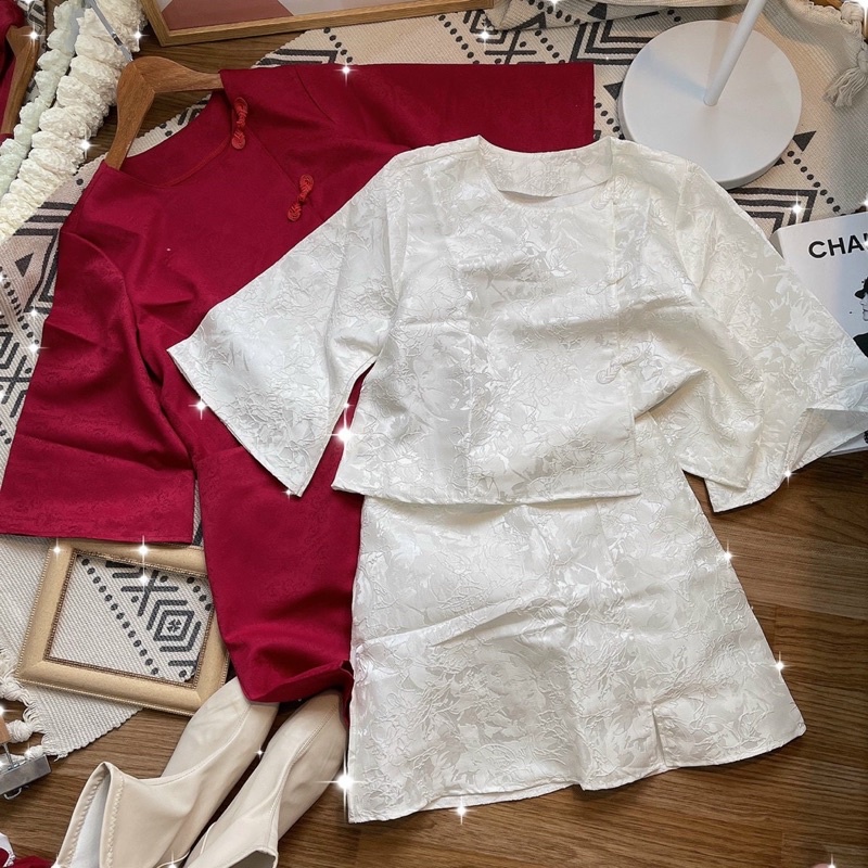 Set áo croptop gấm trắng đỏ lửng cổ tàu tay lỡ với chân váy chữ A
