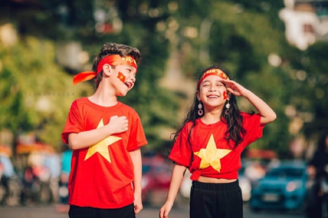 Áo cờ đỏ sao vàng trẻ em Việt Mốt ( Chọn size vô tư và freeship)