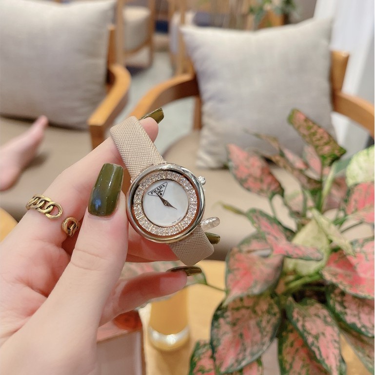 Đồng hô nữ dây da mềm, đeo tay đẹp ⌚️ nhỏ gọn hợp thời trang ,mẫu hàng cao cấp chính hãng authentic Prada | BigBuy360 - bigbuy360.vn