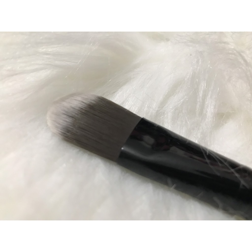 Cọ Trang Điểm Nền Smashbox (Cán Nhiều Màu)