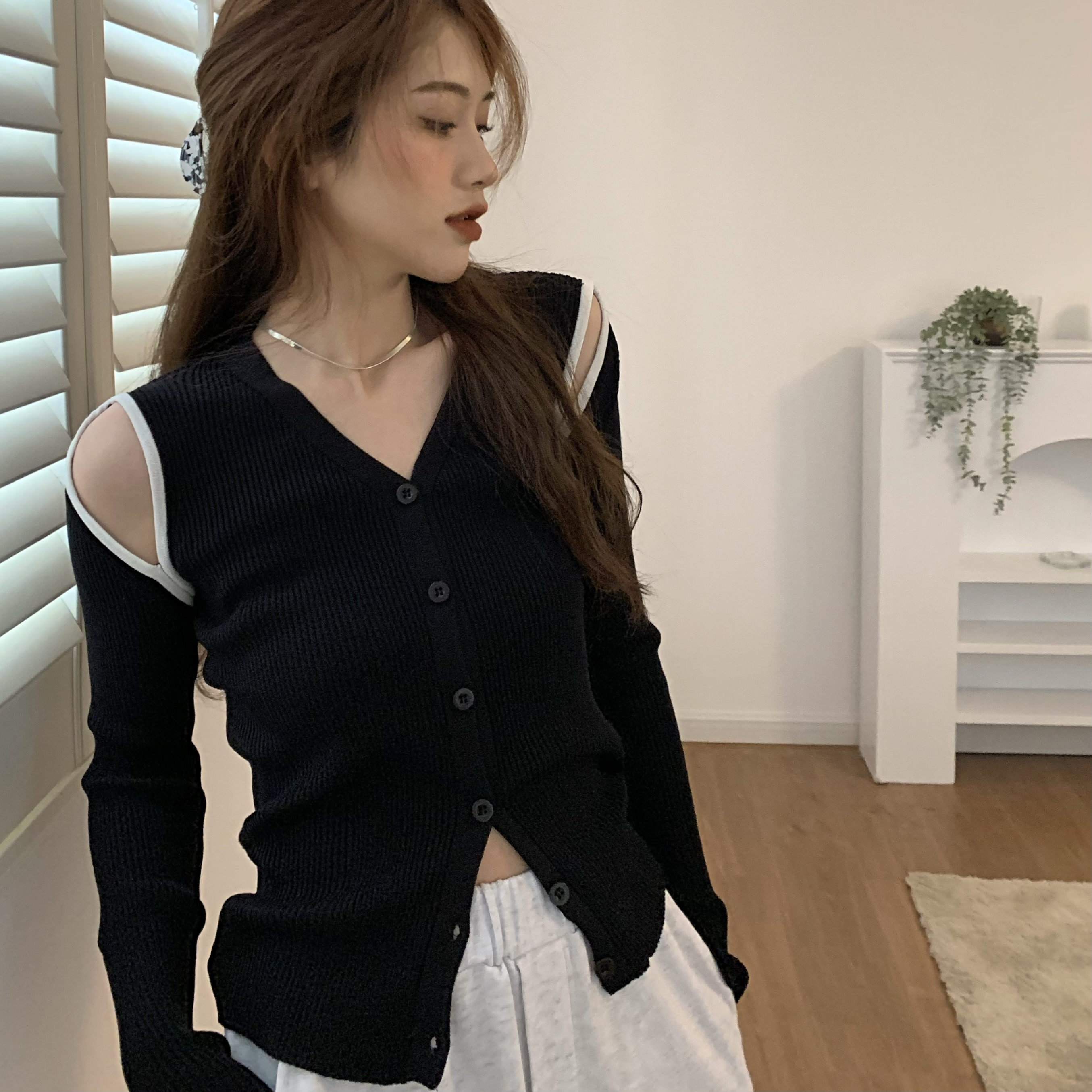 Áo cardigan dệt kim cổ V tay dài thiết kế khoét trễ vai thời trang xinh xắn cho nữ  | BigBuy360 - bigbuy360.vn