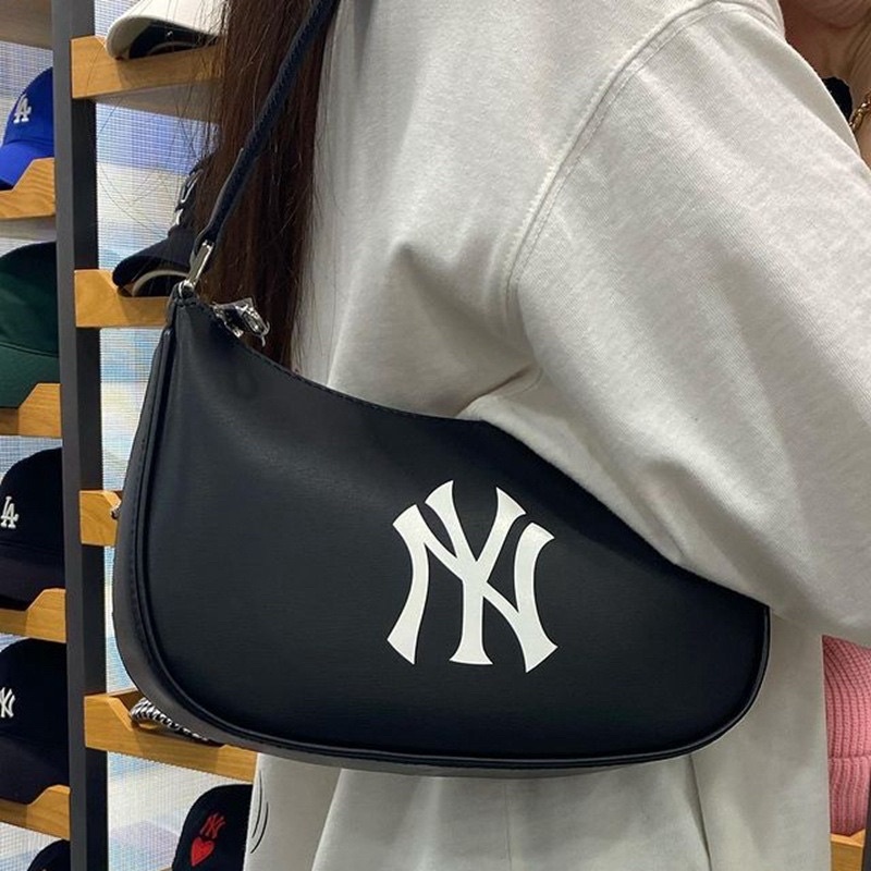 Túi kẹp nách da Mlb