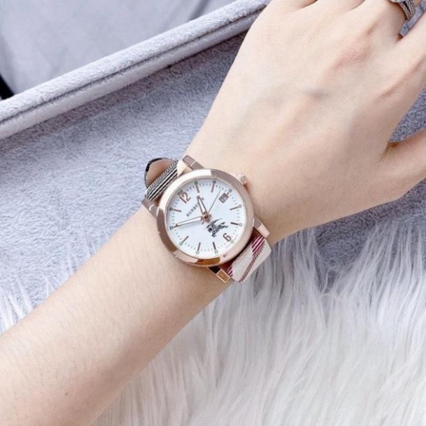 Đồng hồ nữ Burberry dây da mềm, họa tiết cực xinh  - Bảo hành 12 tháng