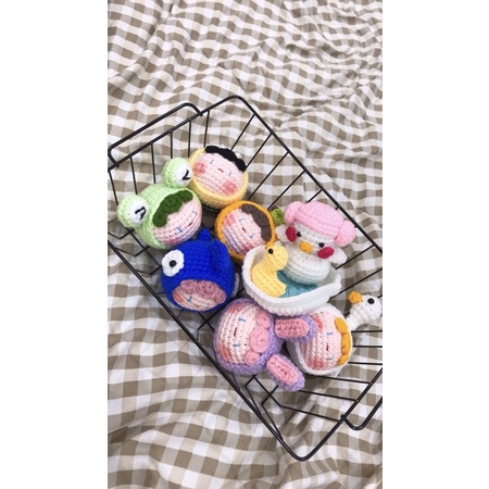 Móc khóa em bé colplay bằng len