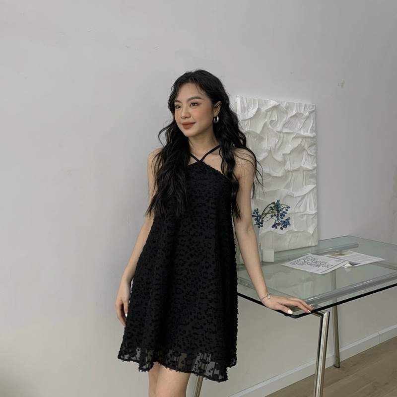 YU CHERRY | Đầm dây cổ yếm vải voan đính lông vũ, bên trong có lót lụa, Hailey Dress YD150