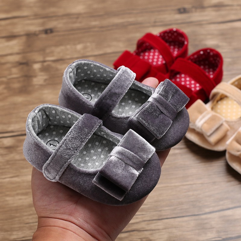 Giày nhung thắt nơ kiểu dáng công chúa dùng cho trẻ nhỏ