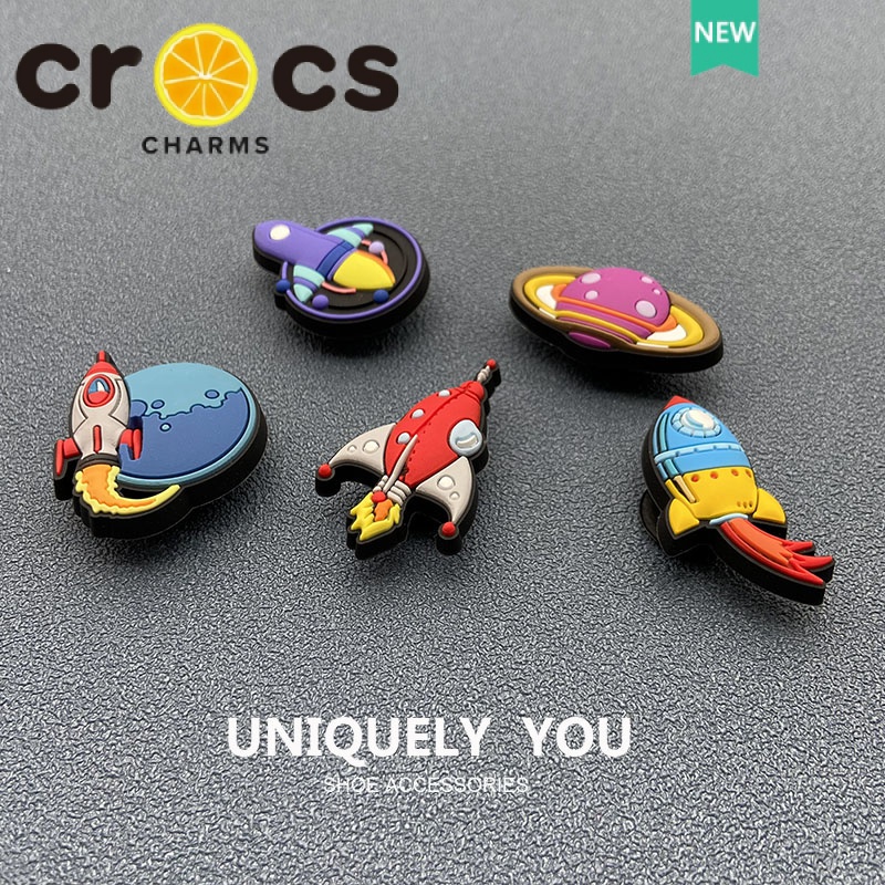 Giày crocs Họa Tiết Tên Lửa Hoạt Hình Phối Khóa Cài Trang Trí Thời Trang Đi Biển Cho crocs