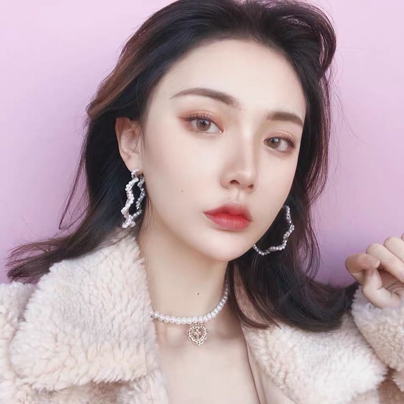 Vòng cổ ngọc trai nhân tạo mặt hình thánh giá sành điệu