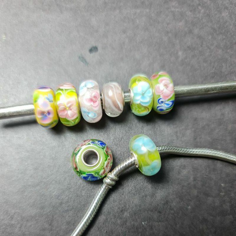 Charm thủy tinh hoa, thủy tinh màu xỏ vòng.