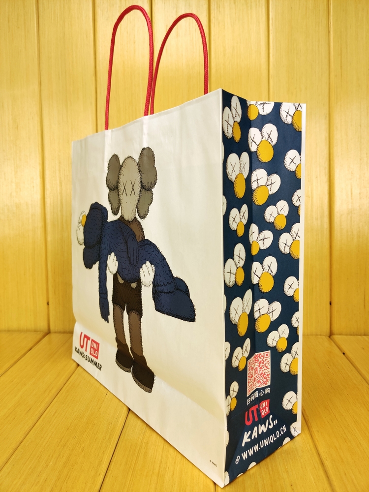 Túi giấy UNIQLO đựng quà in hình Kaws xinh xắn
