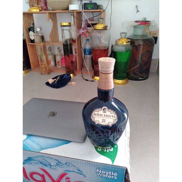 Vỏ chai rượu chivas 21