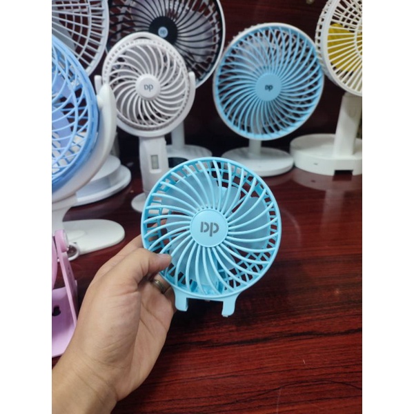 Quạt tích điện gấp gọn . quạt xoay 360 độ , quay để bàn có đèn , pin sử dụng 4h đến 8h