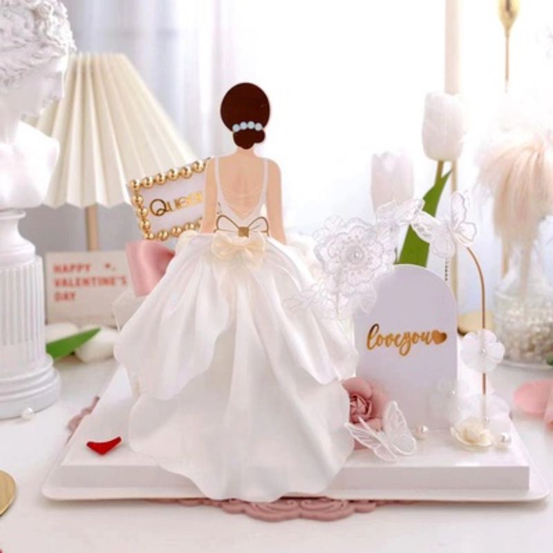 Que cắm cô gái váy vải lụa trang trí bánh kem sinh nhật