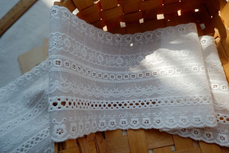 Cuộn vải ren 5-12cm dập nổi họa tiết thích hợp trang trí phòng nội thất