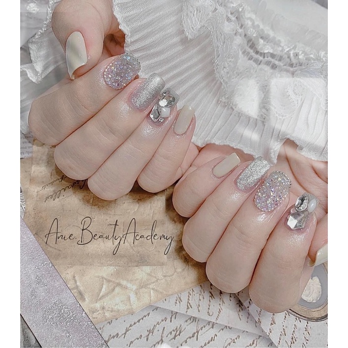 Trai nửa nhiều hình  gắn móng tay