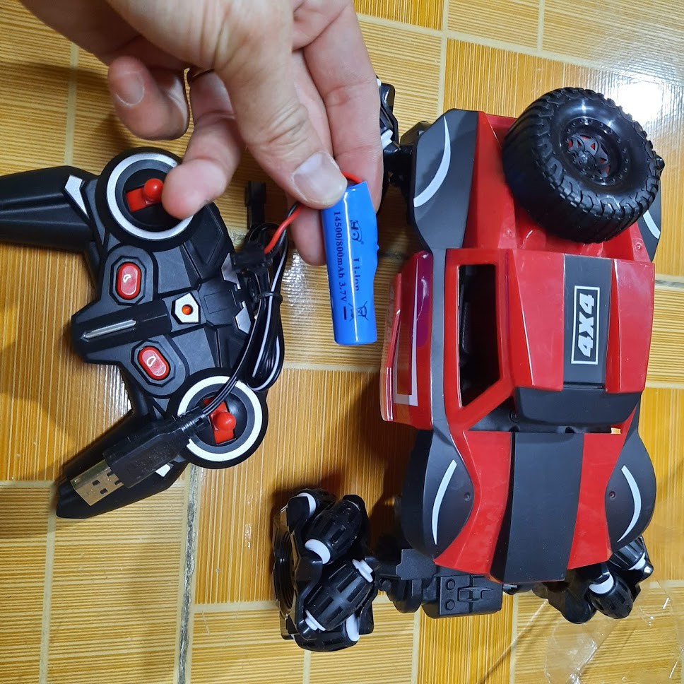Xe ô tô điều khiển từ xa xoay 360 độ kèm pin sạc và cáp đồ chơi trẻ em