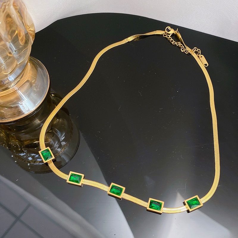 Dây Chuyền Thép Titan Đính Đá Zircon Hình Vuông Màu Xanh Lá Phong Cách Retro Đơn Giản